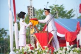 Berlangsung Khidmat, Wabup Muzamil Baharudin Pimpin Upacara Penurunan Bendera HUT ke-81 RI di Meranti