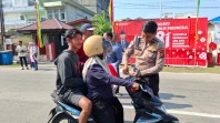 Memperingati HUT RI 81, SatLantas Polres Kepulauan Meranti Berbagi Bendera Merah Putih