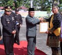 Datuk Seri Afrizal Cik Terima Penghargaan dari Kapolres Kepulauan Meranti