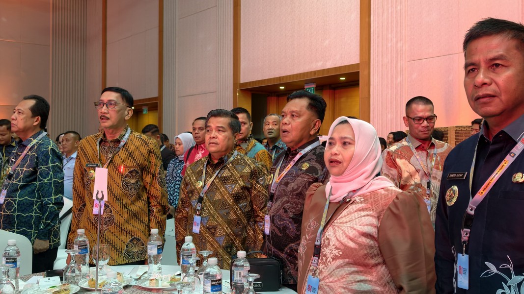 Dorong Penguatan Layanan Dasar dan Lingkungan Bupati Asmar Hadiri Apresiasi Pemda Berprestasi.