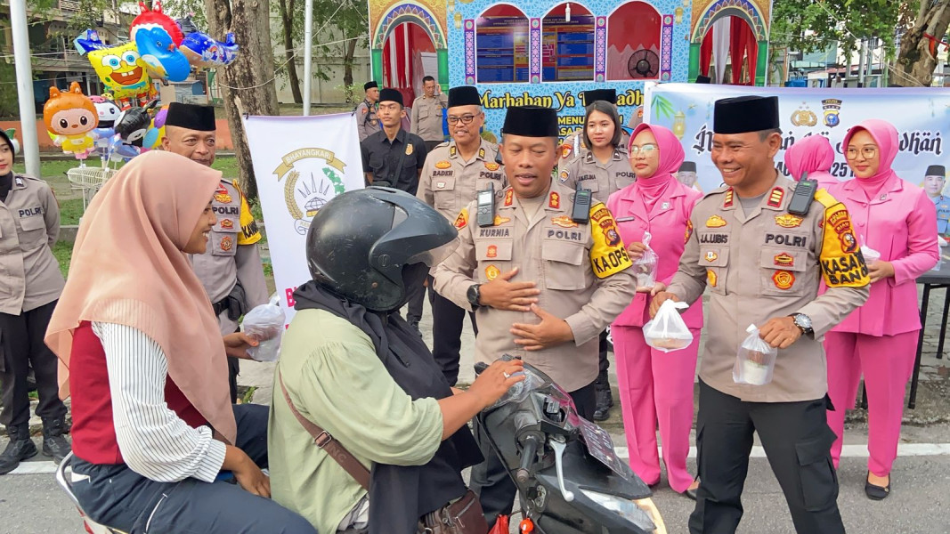 Ramadhan Berkah, Kapolres Kep Meranti & Bhayangkari Berbagi Takjil