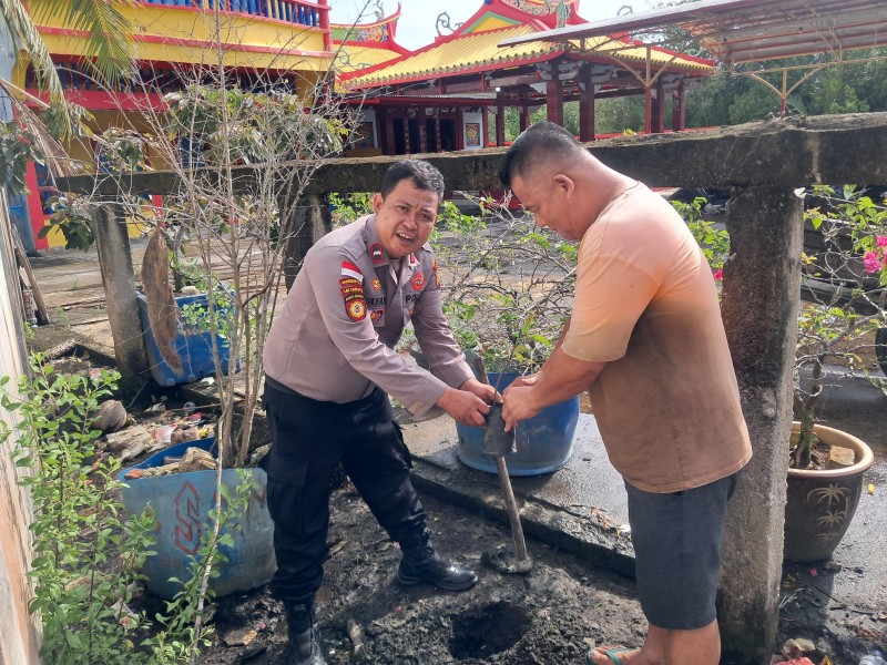 Tanam Bibit Pohon Jambu Bol, Dukung Program Penghijauan Kapolda Riau Oleh Polsek Rasbar