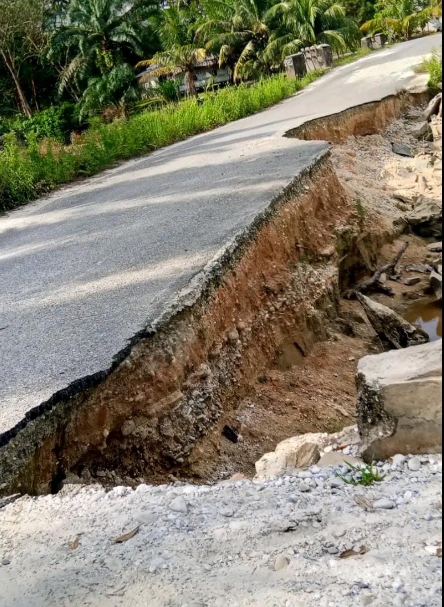 Warga Desa Pulau Payung Minta Bupati Kampar Ahmad Yuzar dan Wabup Misharti Tinjau Jalan Rusak di Dusun Solok