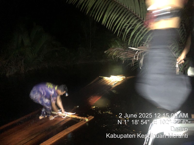Polisi Temukan 500 Keping Kayu Ilegal di Perairan Desa Dedap, Kepulauan Meranti