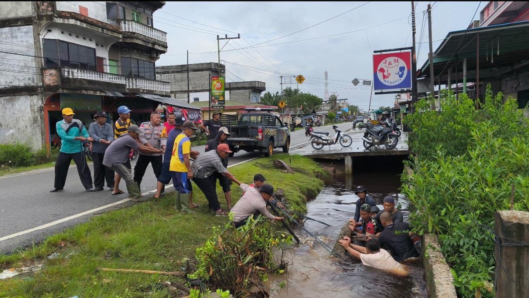 Antisipasi Banjir Musim Hujan Polsek Tebing Tinggi Gelar Goro Bersama Masyarakat