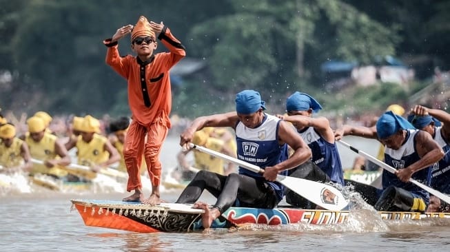 Viral Dari Sungai Kuantan Menuju Dunia, Perjuangan dan Obsesi Budaya Sang Datuk Panglimo Dalam