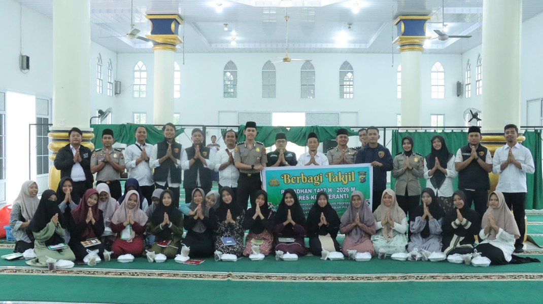 Momentum Ramadhan Satreskrim Bagian SDM Humas Polres Meranti Berbagi Ratusan Takjil Di Pondok Pusantren