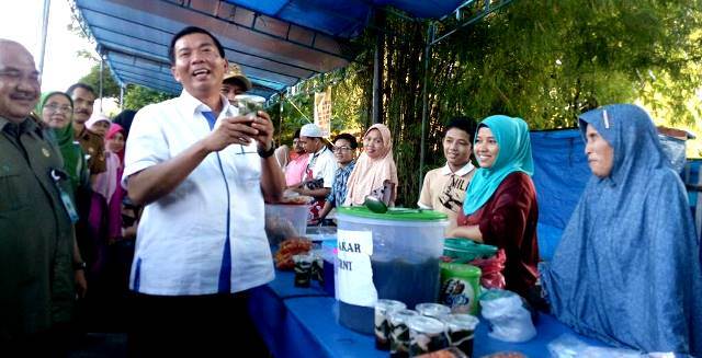 Walikota Pekanbaru DR. Firdaus, MT Pastikan Keamanan Bahan Takjilan Pasar Ramadhan