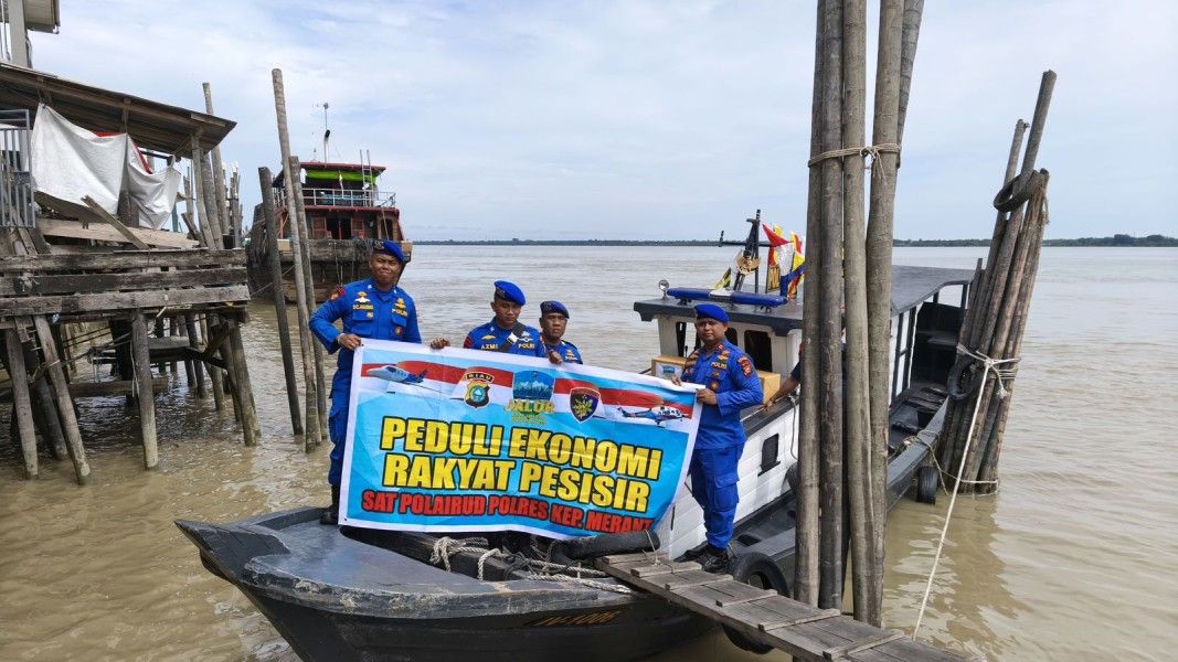 Satpolairud Polres Meranti Bagi-bagi Sembako Ke warga Pesisir Lakukan Program Jalur Polda Riau
