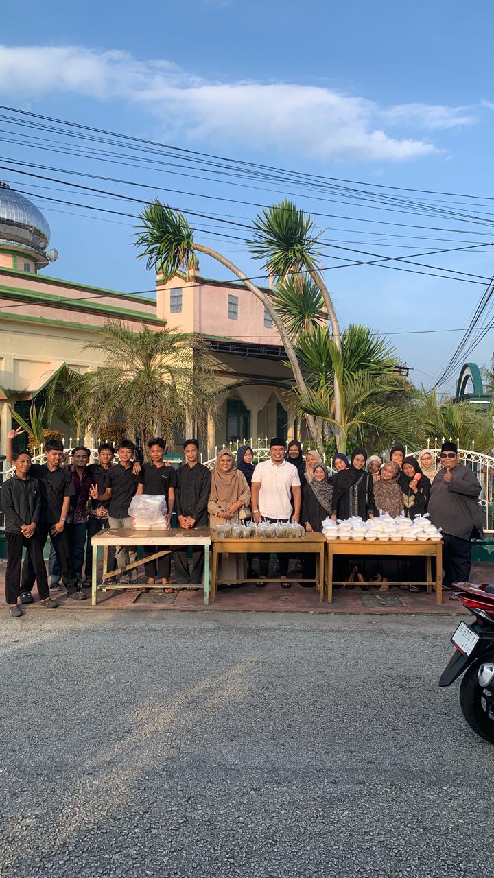 Ramadhan Penuh Berkah Remaja Mesjid Al Mutadin Bersama Owner Di Kopi Bagikan Takjil.