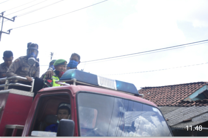 Personel Polres Banjar dan Gugus Tugas Covid 19 Kota Banjar Lakukan Penyemprotan Disinfektan