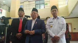 Wapres Ma'ruf Amin Terima Gelar Bapak Ekonomi Syariah Indonesia
