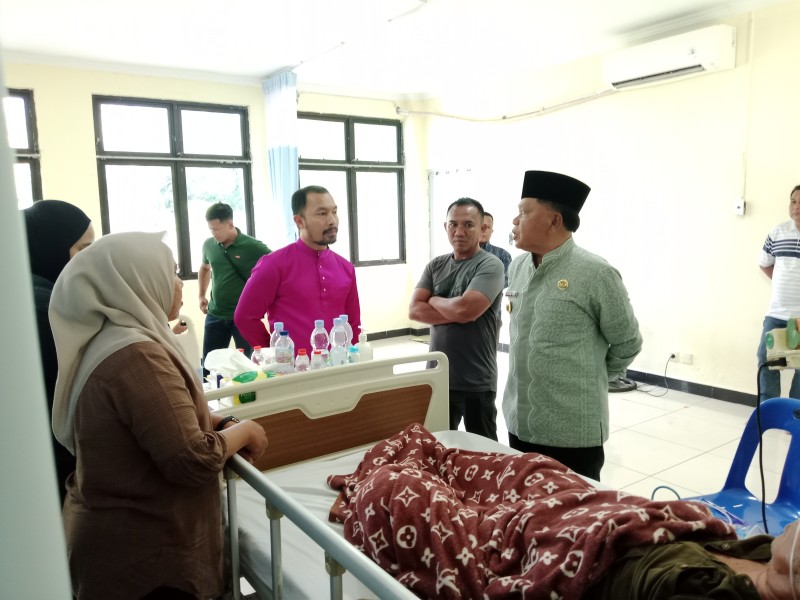 Bupati Asmar Jenguk Tokoh dan Warga Meranti yang Dirawat di RSUD Dorak, Tegaskan Komitmen Pelayanan Kesehatan Humanis