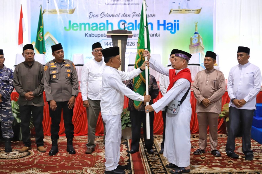 Tepuk Tepung Tawar Iringi Langkah 110 Calon Haji Meranti, Bupati Asmar: Jaga Niat dan Kesehatan di Tanah Suci