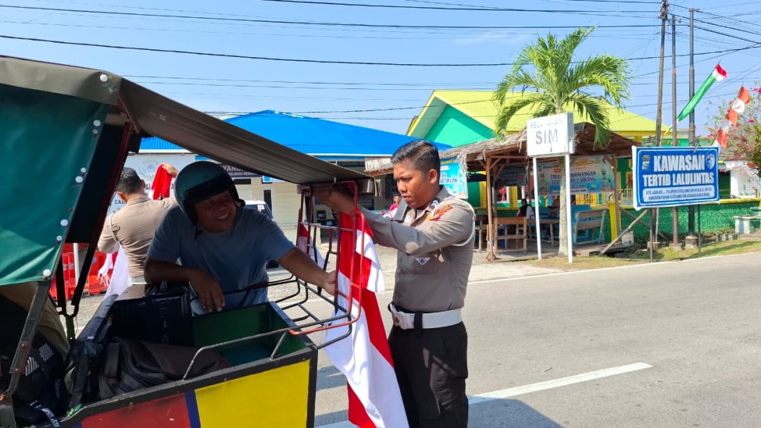Jelang HUT ke-81 RI, Satlantas Polres Kepulauan Meranti Bagikan Bendera Merah Putih kepada Pengendara