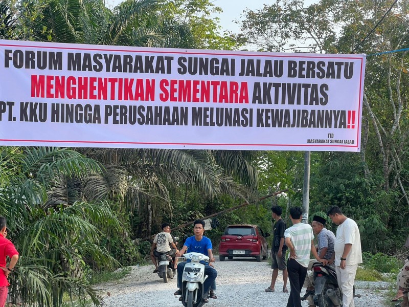 Warga Sungai Jalau Blokade Akses PT KKU, Tuntut Ganti Rugi dan CSR