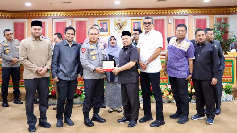 Pimpinan DPRD Provinsi Riau dan Anggota DPRD Provinsi Riau melakukan audiensi bersama Polda Riau