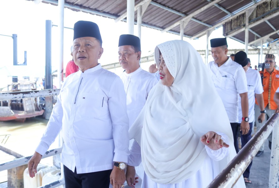 Bupati Asmar Sambut Kepulangan Jemaah Haji Kepulauan Meranti di Selatpanjang