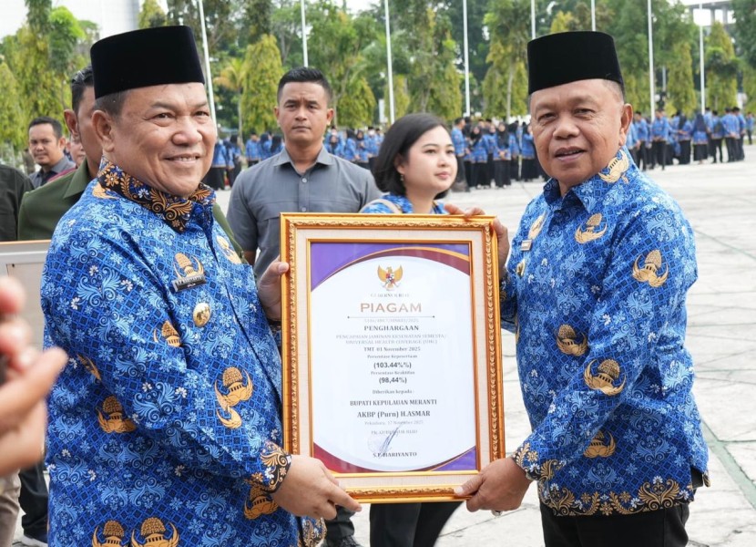 Bupati Asmar Terima Penghargaan atas Capaian Pelayanan Kesehatan Gratis