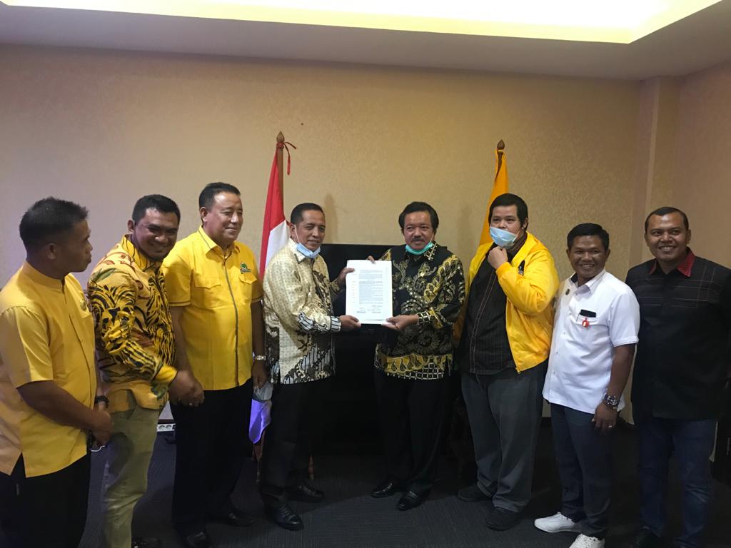 Ketua Demokrat Riau Terima SK Golkar