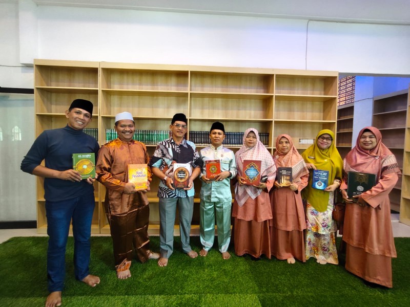 Kepala KUA Pangkalan Kerinci Serahkan Buku dan Al-Qur’an Wakaf di Masjid Al Muttaqin