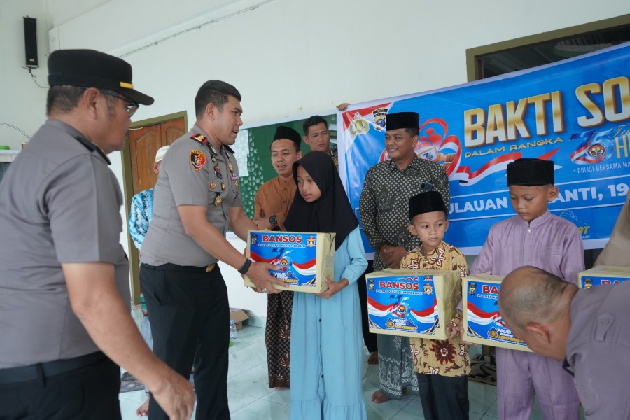 Sambut HUT ke-75 Humas Polri, Polres Kepulauan Meranti Gelar Bakti Sosial di Desa Mantiasa