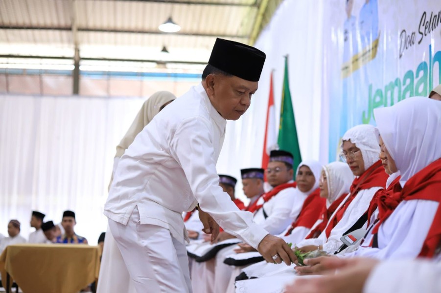 Bupati  Meranti Antar 110 JCH Meranti Di Embarkasi Batam Doakan Selamat Di Tanah Suci Mekah.