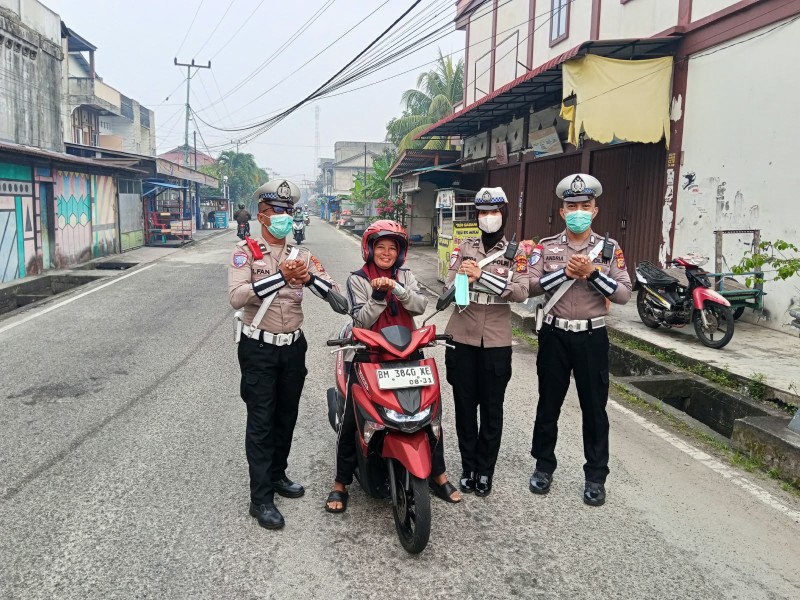 Polisi Bersama Masyarakat satlantas Polres Meranti Bagikan Masker Ke Pengguna jalan