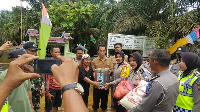 Kapolsek Siak Hulu Bersama Tim Ditlantas Polda Riau Juga Bantu Korban Banjir