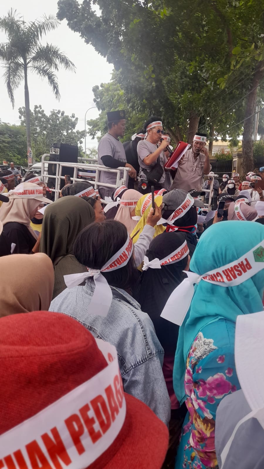 Ratusan Pedagang Pasar Cik Puan Demo di Polda Riau, Desak U-Turn Dibuka Kembali