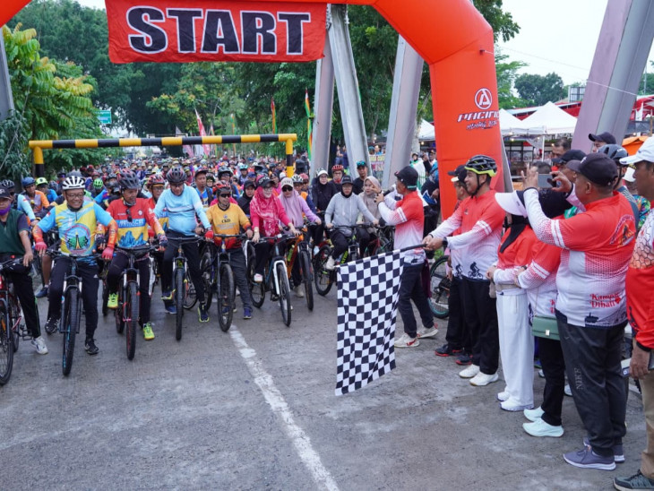 Tumpah Ruah, Kawasan Bangkinang Riverside dipenuhi oleh Peserta Gowes Fun And Adventure Kampar 2025