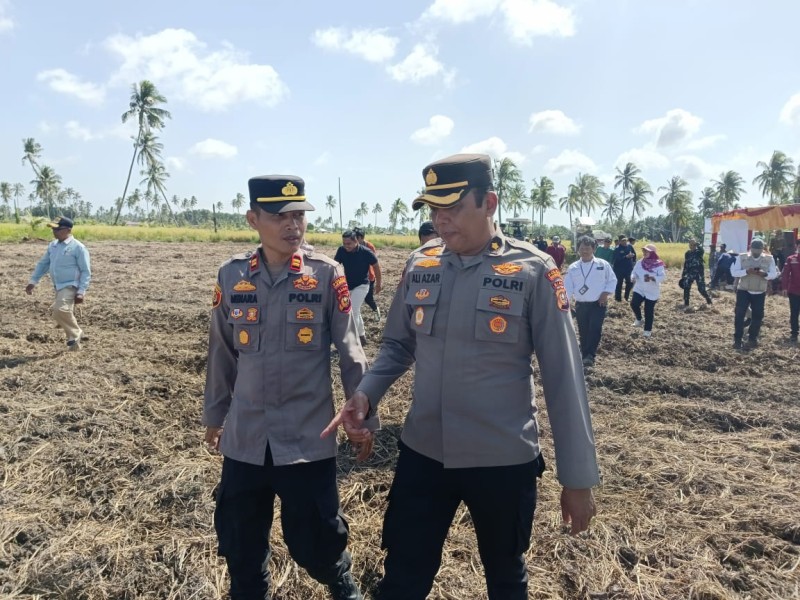 Polres Meranti Dukung Panen Raya Oplah Bersama Bupati Di Desa Mekar Baru Rangsang Barat