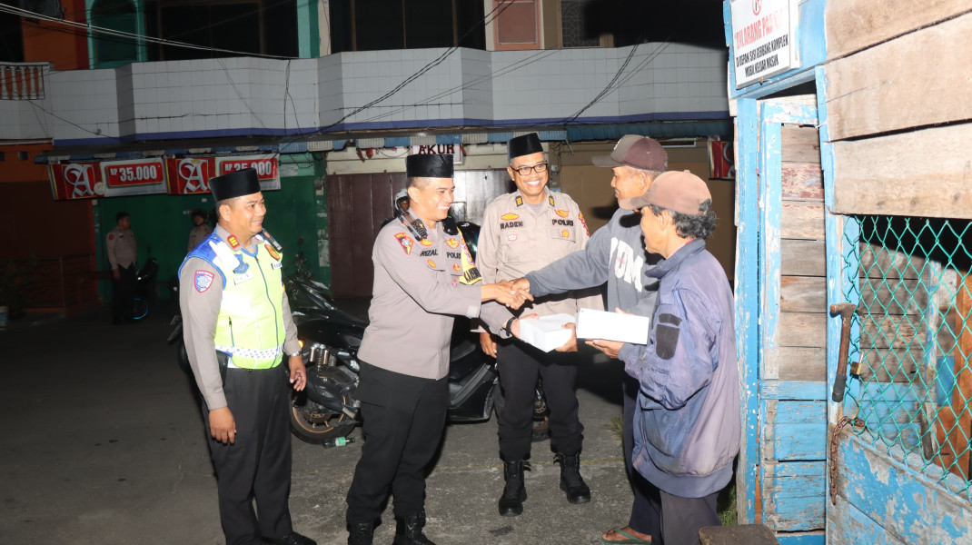 Sahur On The Road, Kapolres Kep Meranti Gelar Patroli Dan Bagikan Nasi Kotak Jelang Sahur