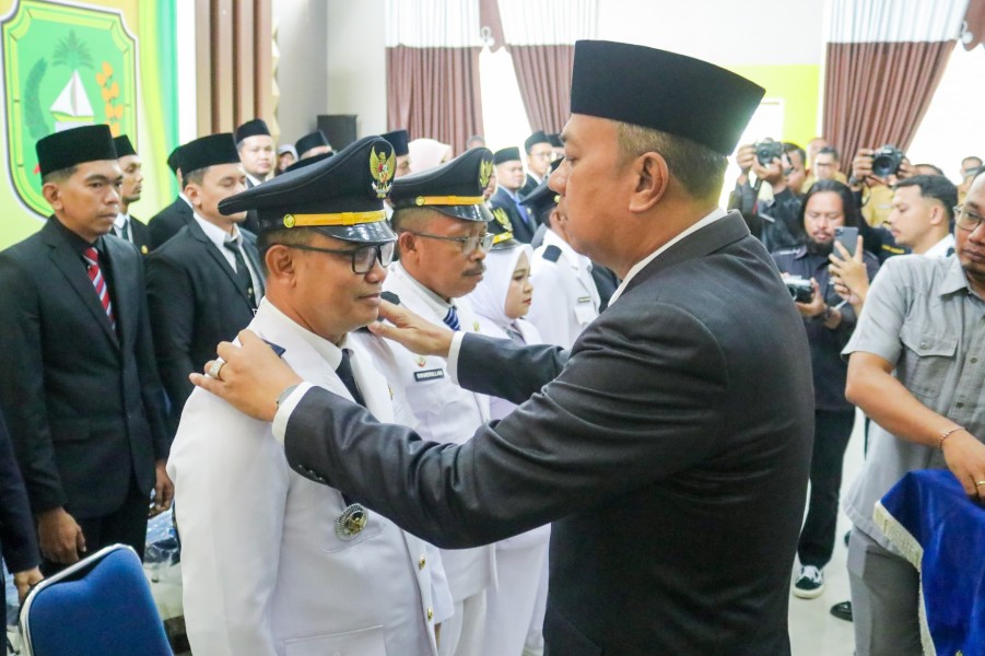 Wabup Muzamil Lantik Pejabat Lingkungan Pemkab Meranti