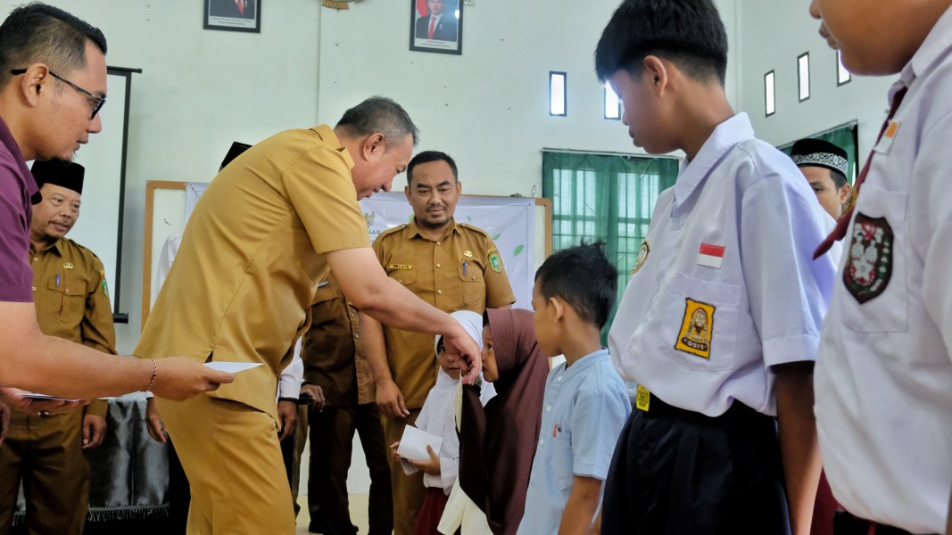 Baznas Salurkan Zakat di Meranti, Wabup Muzamil Ingatkan Gunakan dengan Bijak