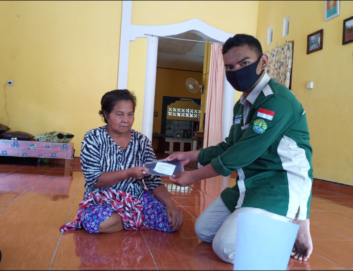 Tim pengabdian Kukerta Balek Kampung UNRI melakukan pengecekan tekanan darah di desa Lubuk Muda