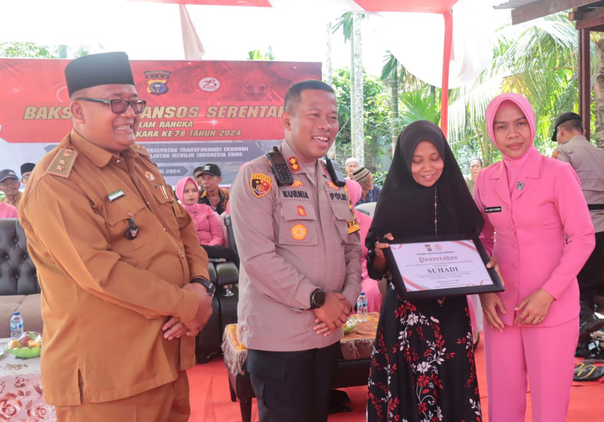 Kapolres dan Ketua Bhayangkari Cabang  Ny. Lexcy Kurnia Serahkan Bantuan Bansos dan Bedah Rumah dalam Rangka HUT Bhayangkara Ke-78 Ke
