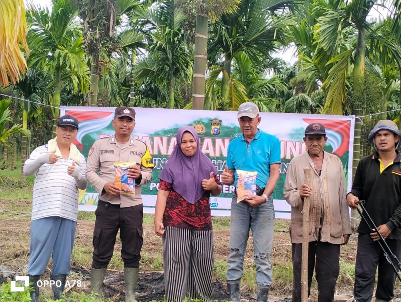 Swasembada Pangan, Bhabinkamtibmas Merbau Bersama Warga Tanam Jagung di Desa Bandul