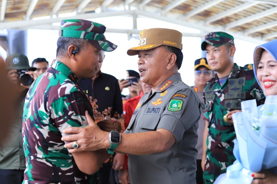 Bupati H.Asmar Sambut Kedatangan Danrem 031 Wira Bima di Pelabuhan Tanjung Harapan