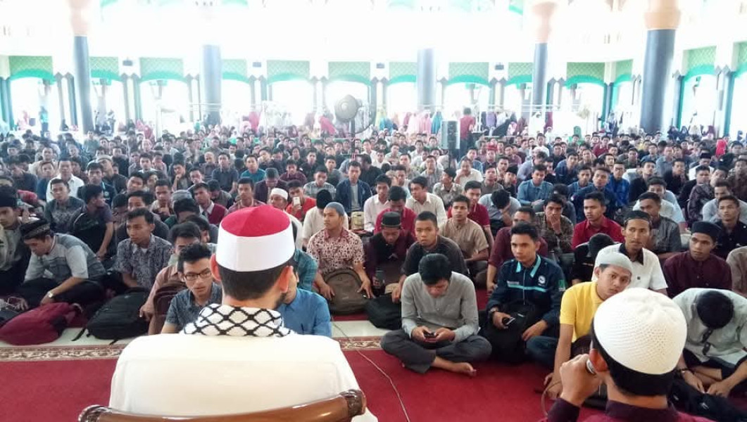 Jalan Buluhcina Akses Kampus UIN Suska Rusak Parah, Mahasiswa Berharap Gubernur Riau Abdul Wahid Masukkan dalam Anggaran 2025