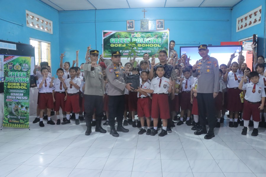 Kapolres dan Wakapolres Meranti Turun ke Dua Sekolah, Manfaatkan Teknologi AI untuk Edukasi Green Policing