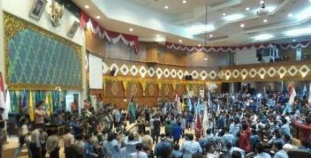 Seribuan Massa Mahasiswa Aksi Bela Rakyat 121 Duduki Ruang Paripurna DPRD Riau