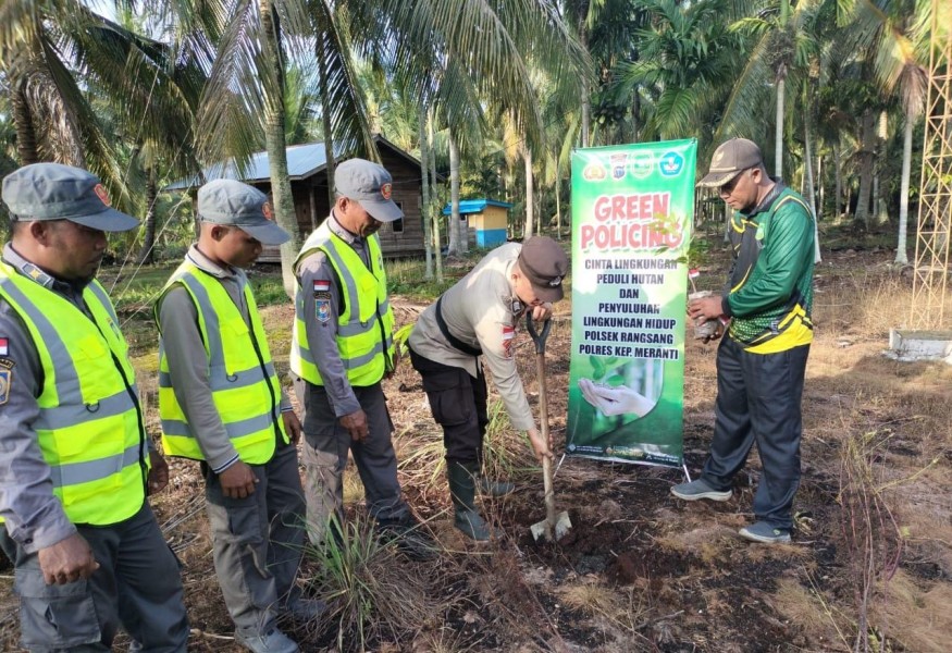 Polsek Rangsang Gandeng Satlinmas Tanam Pohon Dukung Green Policing