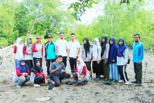 Mahasiswa KKN Universitas Riau Selatpanjang Barat Lakukan Penanaman Mangrove di Suak Nipah