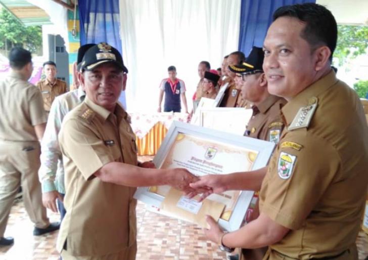 Bupati Pelalawan HM Harris Beri Penghargaan Kepada Wajib Pajak Daerah Tahun 2018