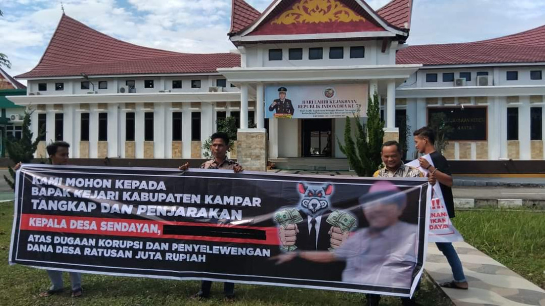 Puluhan Masyarakat Desa Sendayan Mendatangi Kantor Kejari Kampar Meminta Jaksa Segera Menangkap Kades Sendayan