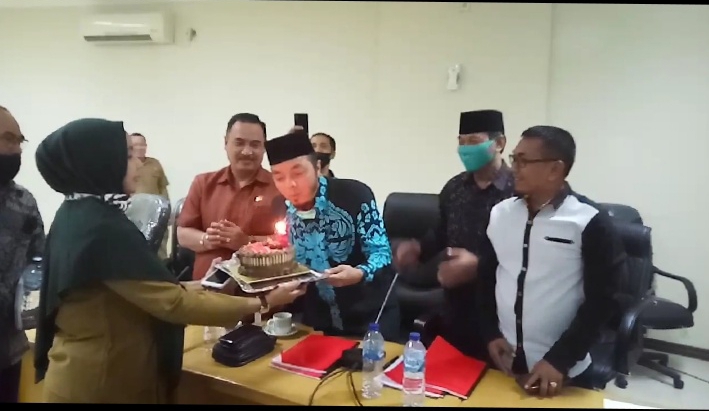Zulfan Azmi Dapatkan Suprise Ulang Tahun ke-45 Dari Rekan di DPRD Kampar Usai RDP