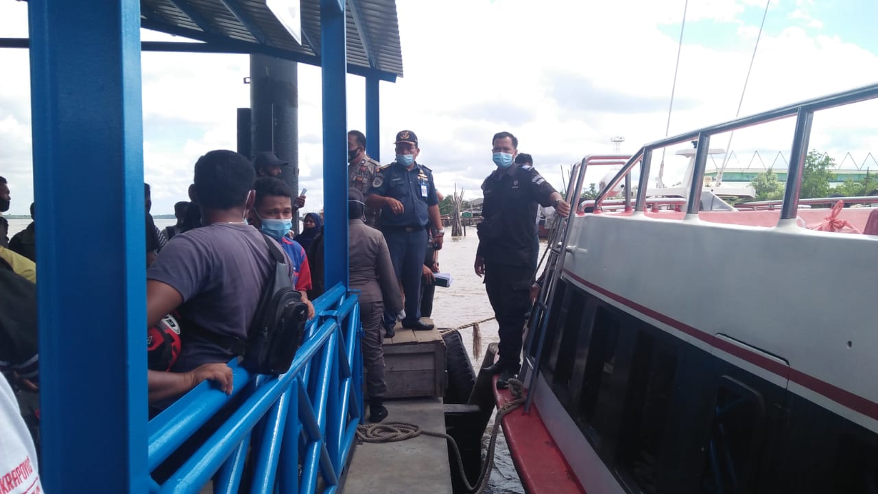 Abaikan Prokes, Purnawirawan Polisi Marahi Petugas di Pelabuhan Selatpanjang