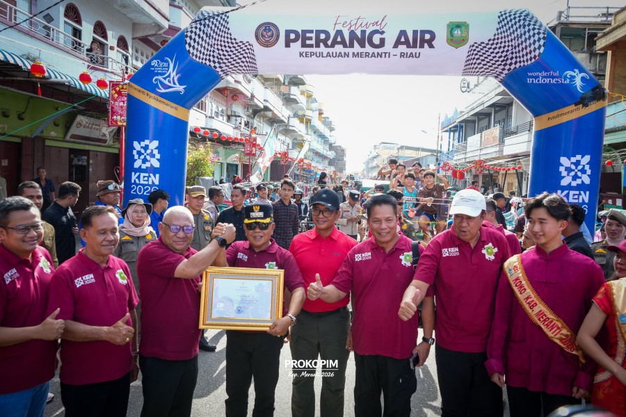 Bupati Asmar Tutup Festival Perang Air Meranti 2026