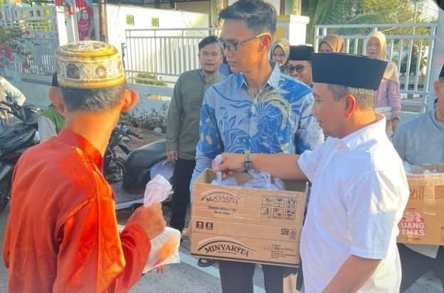 Semangat Ramadan, Lapas Kelas IIA Bengkalis Berbagi Takjil di Depan Rumdis Bupati